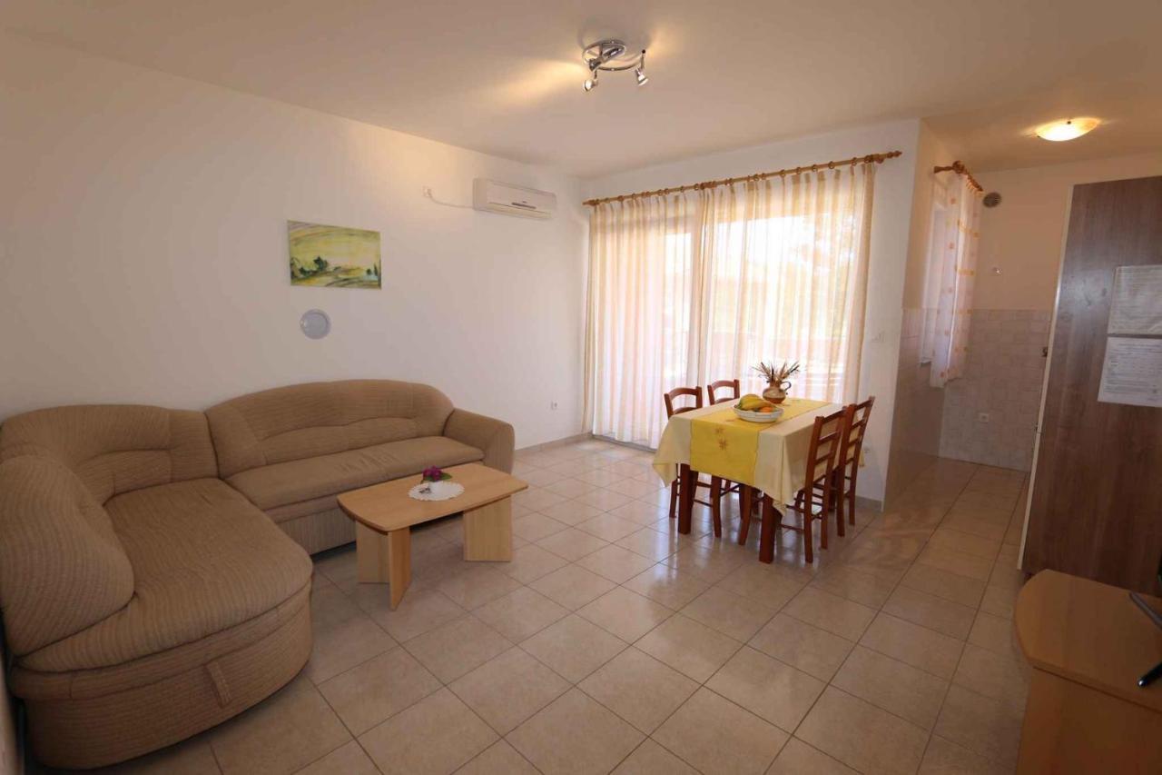 Apartment In Silo/insel Krk 13430